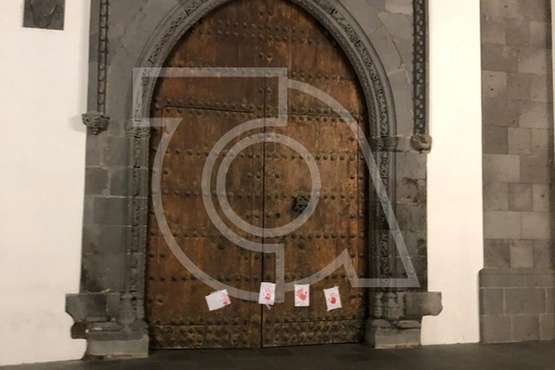 Carteles contra la violencia de género en las puertas de la Basílica y Ayuntamiento de Telde (Foto TA)